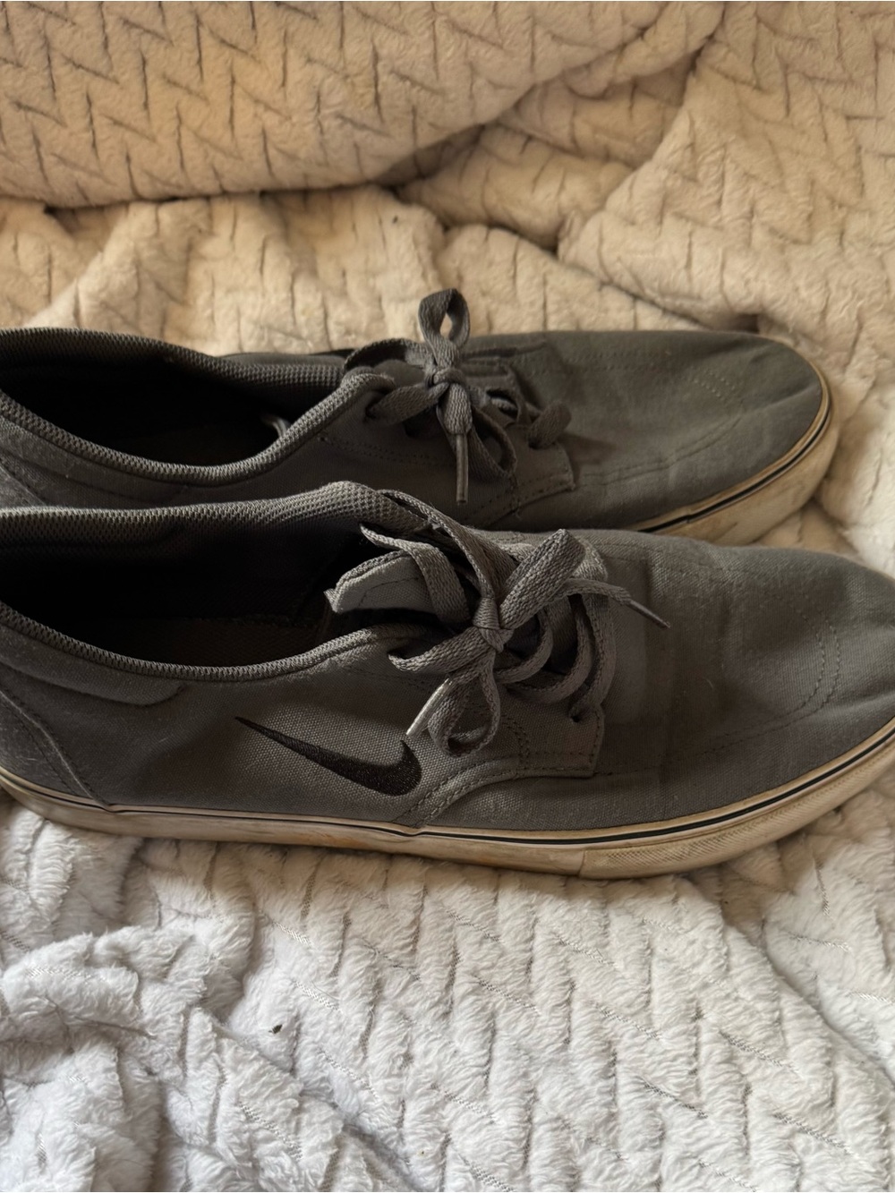 Nike Men’s Gray Low-Top Skate Sneakers